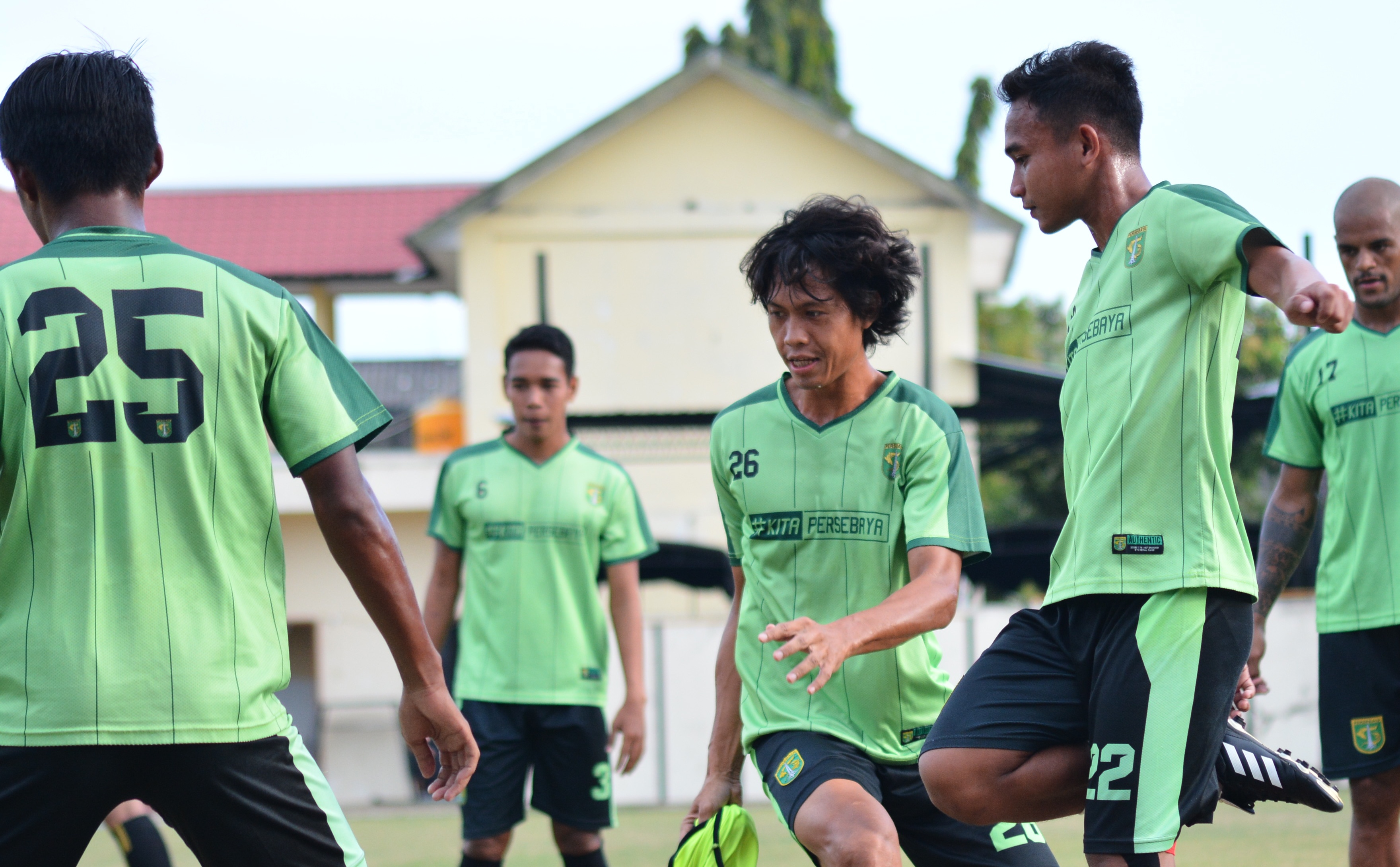 Pemain Persebaya Rishadi Fauzi (tengah) akan menggantikan peran David da Silva yang alami cedera. (foto: hrs/ngopibareng)