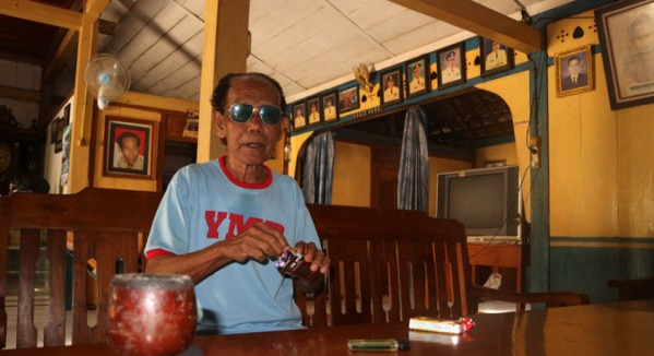 Trah terakhir Samin Surosentiko di Dusun Jepang, Desa Margomulyo, Kecamatan Margomulyo, Bojonegoro Hardjo Kardi, di kediamannya, Senin (12/3). (Foto: Antara-Slamet Agus Sudarmojo.)