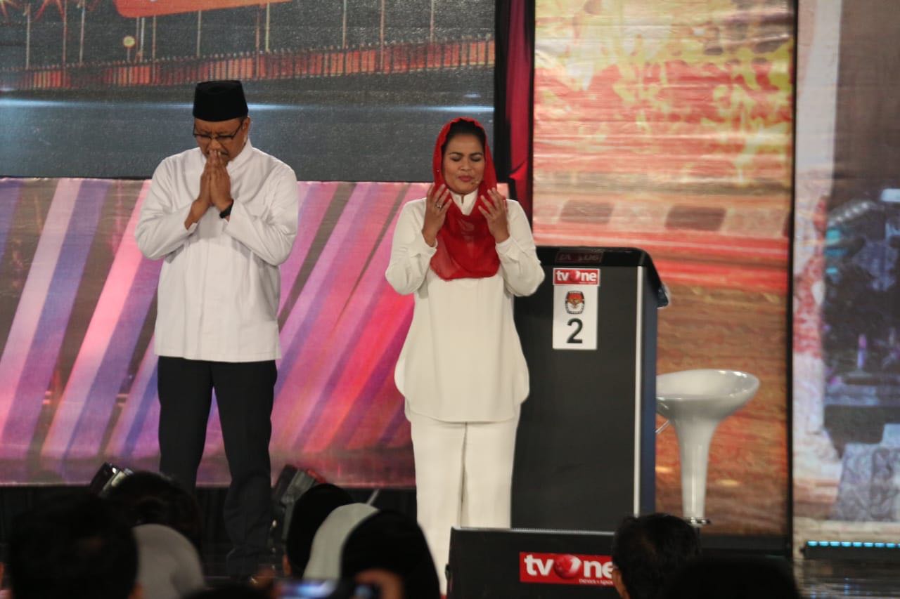 Calon Gubernur dan Wakil Gubernur Jawa Timur nomor urut dua, Saifullah Yusuf (Gus Ipul) - Puti Guntur Soekarno, dalam debat pemilihan gubernur (Pilgub) yang digelar di Surabaya, Sabtu, 23 Juni 2018, malam. (foto: hrs/ngopibareng.id)