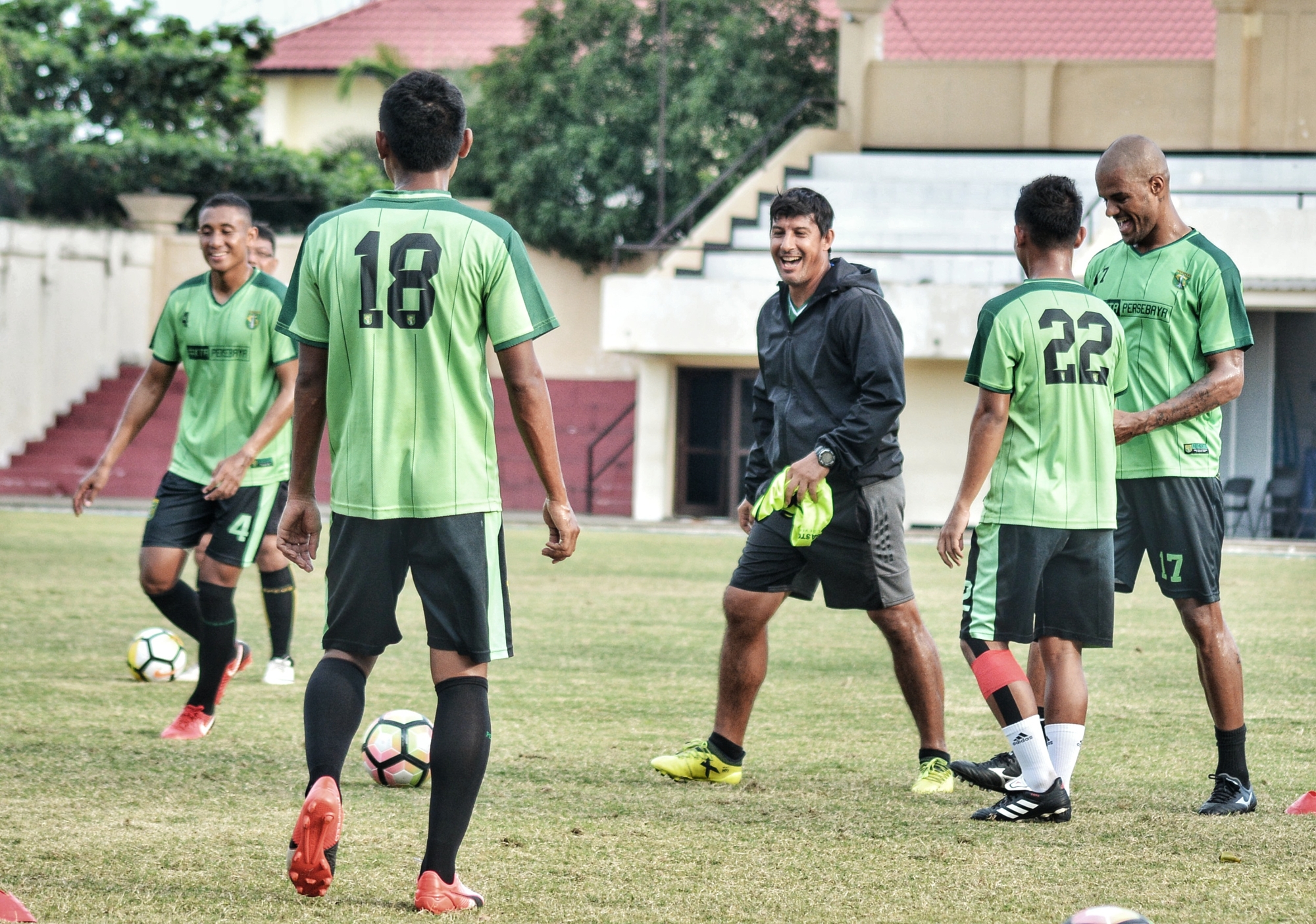 Skuad Persebaya saat jalani latihan di Lapangan Polda Jatim. (foto: hrs/ngopibareng)