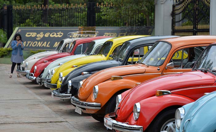 Mobil Beetle VW diparkir dalam acara perayaan 23 tahun "Hari VW Beetle Sedunia" di Bangalore, India, 24 Juni 2018. (foto: AFP)