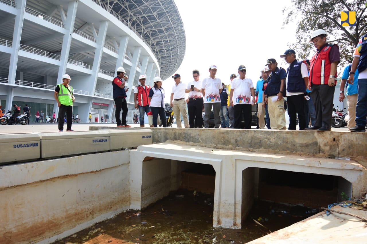  Menteri Pekerjaan Umum dan Perumahan Rakyat (PUPR) Basuki Hadimuljono meninjau progres pembangunan sejumlah fasilitas dan penataan kawasan di Kompleks Olahraga Gelora Bung Karno (GBK), Senayan, Jakarta, Minggu, 24 Juni 2018,