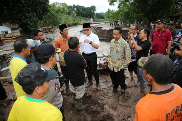 Bupati Abdullah Azwar Anas saat meninjau dampak banjir di Banyuwangi, Minggu, 24 Juni 2018. (Foto: Istimewa)