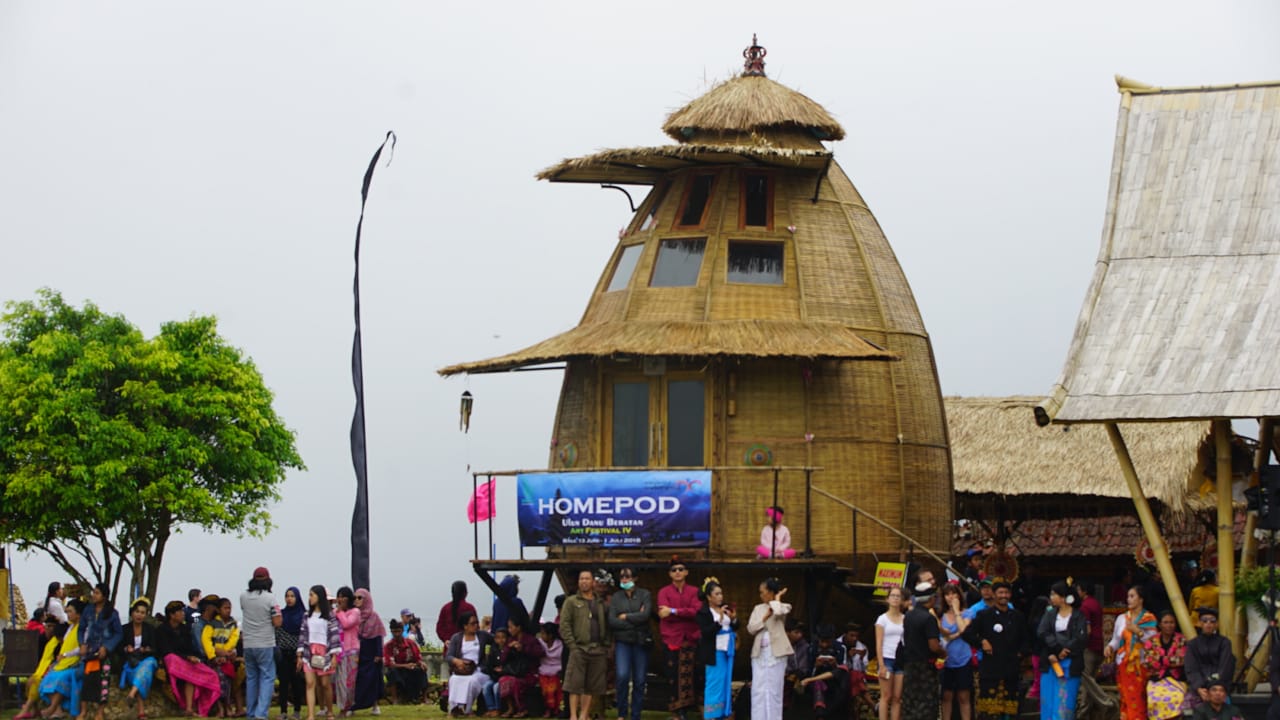 Homepod ini dibangun di pinggir Danau Beratan. foto:kemenpar