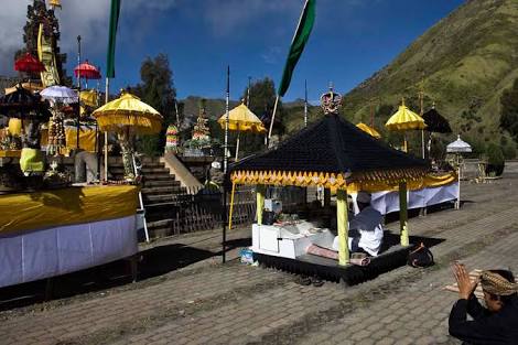 Yadnya Kasada, ritual kuno masyarakat Bromo membawa haaa magis. foto:spektakeld