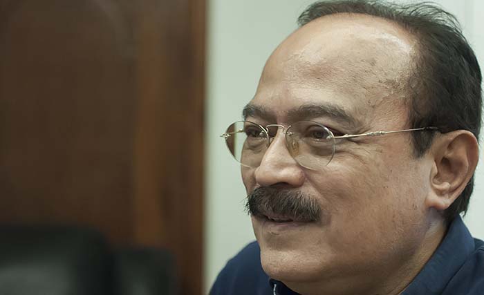 Budayawan sekaligus politisi Erros Djarot saat diwawancara.(foto: frd/ngobar)