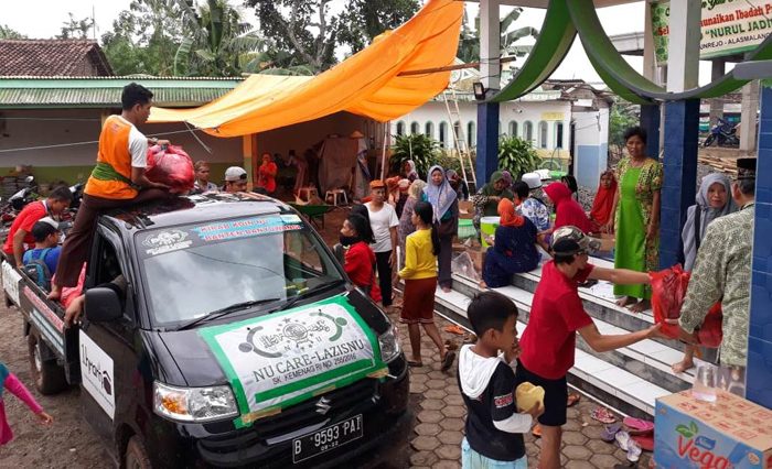 SOLIDARITAS: NU Banyuwangi sedang menurunkan makanan ke terdampak banjir bandang. (foto: ist)