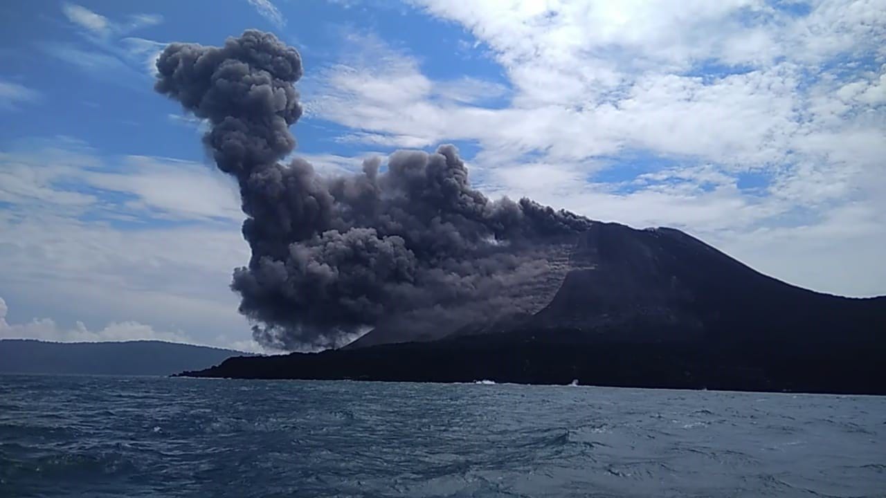 Gunung Anak Krakatau mengalami erupsi, Kamis, 25 Jui 2018. (Foto: Humas BNPB)