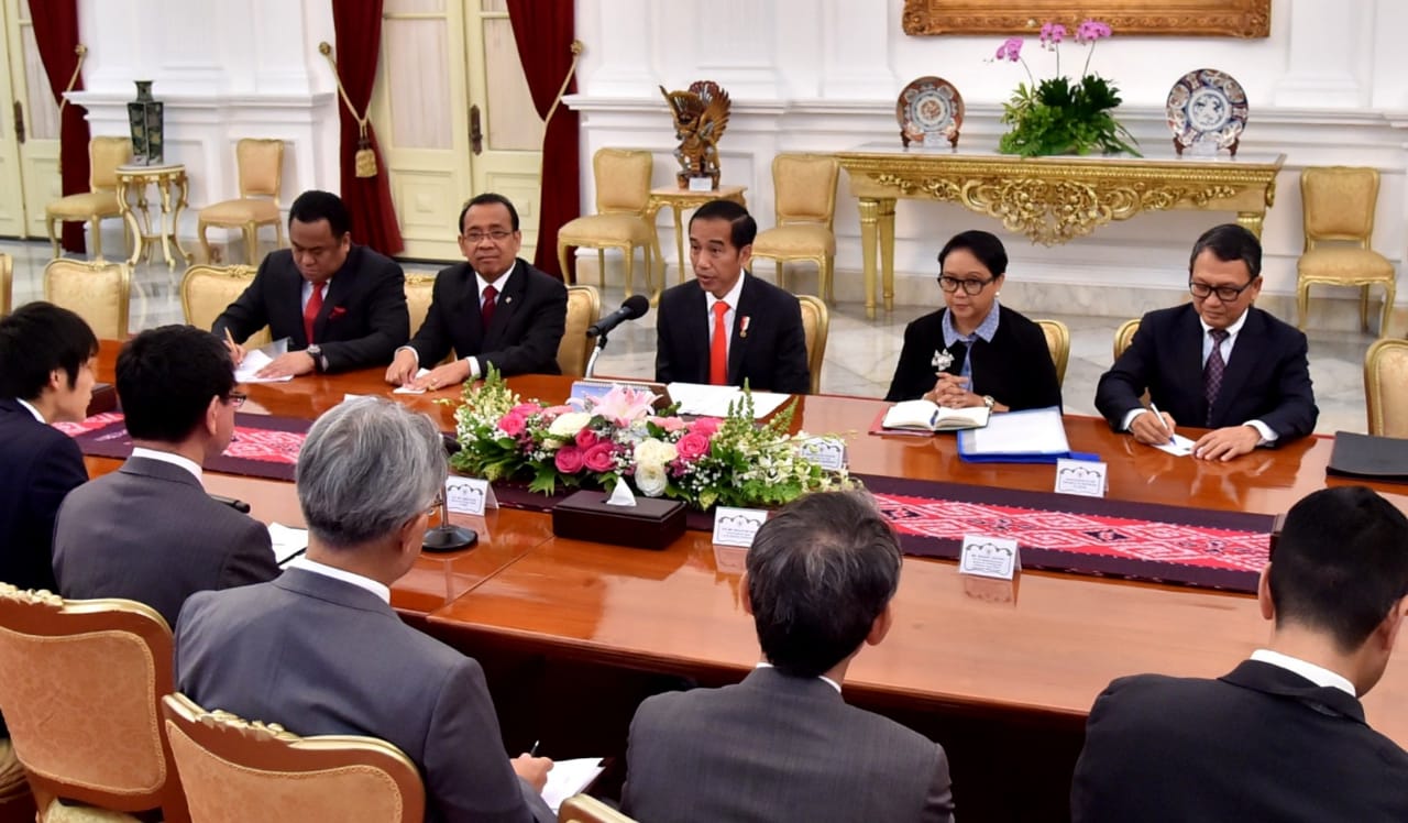 Presiden RI Joko Widodo menerima kunjungan kehormatan Menteri Luar Negeri Jepang, Taro Kono, di Istana Merdeka, Jakarta, Senin, 25 Juni 2018.