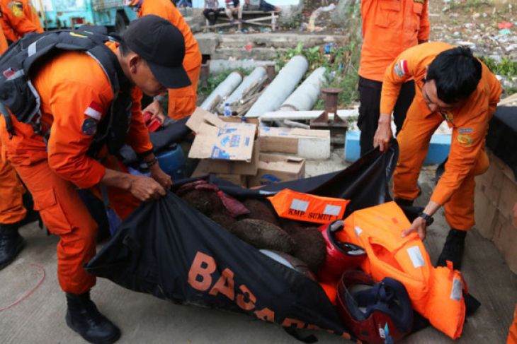 Personel Basarnas membawa sejumlah barang yang diduga milik penumpang KM Sinar Bangun di posko Pelabuhan Tigaras, Danau Toba, Simalungun, Sumatera Utara, Senin, 25 Juni 2018. Pada hari kedelapan pascatenggelamnya KM Sinar Bangun, tim SAR gabungan menemukan sejumlah barang penumpang yang diduga milik korban tenggelamnya kapal tersebut. (Foto: Antara)