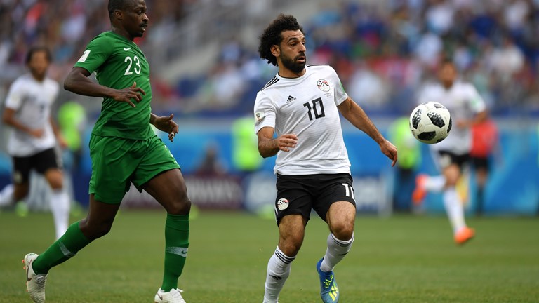 Salah saat melewati handangan pemain Arab Saudi. foto: fifa