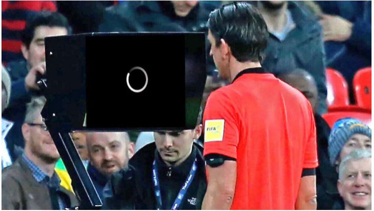 Wasit melihat VAR tapi koneksi lambat.