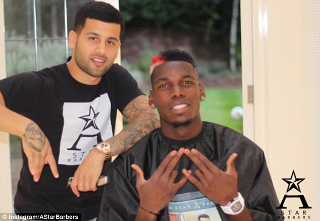 Paul Pogba dan tukang cukur rmabutnya, Ahmed Alsanawi ke Rusia. foto: instagram/AStarBarbers.