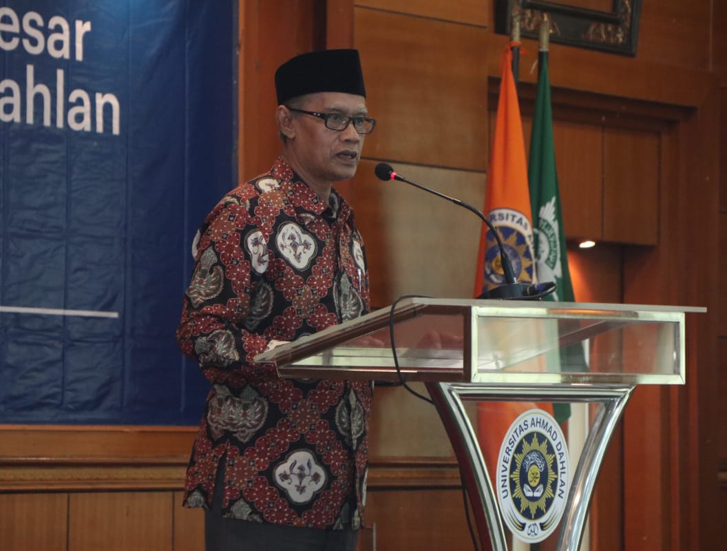 KEBAIKAN: Haedar Nashir ketika menyampaikan pesan kebaikan dalam Islam. (foto: ist)