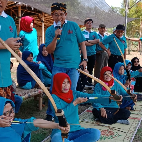 Panahan yang dipandu pengelola Balkondes itu Dilakukan dengan duduk bersila. foto:erwan widyarto