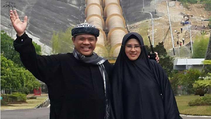 Ustad Hari Moekti semasa hidup bersama istri, Ummu Haura.