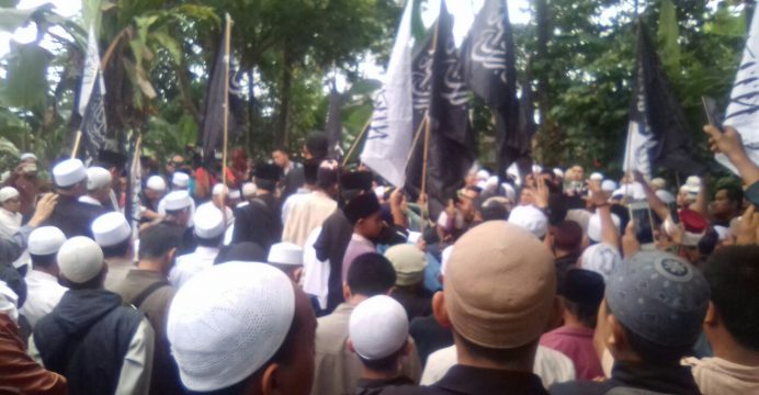 Kirab bendera Ar-Rayah dan Al-Liwa mengiringi pemakaman ustad Hari Moekti.
