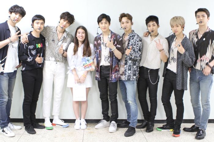 EXO bersama Michelle Parenteau. (Twitter)