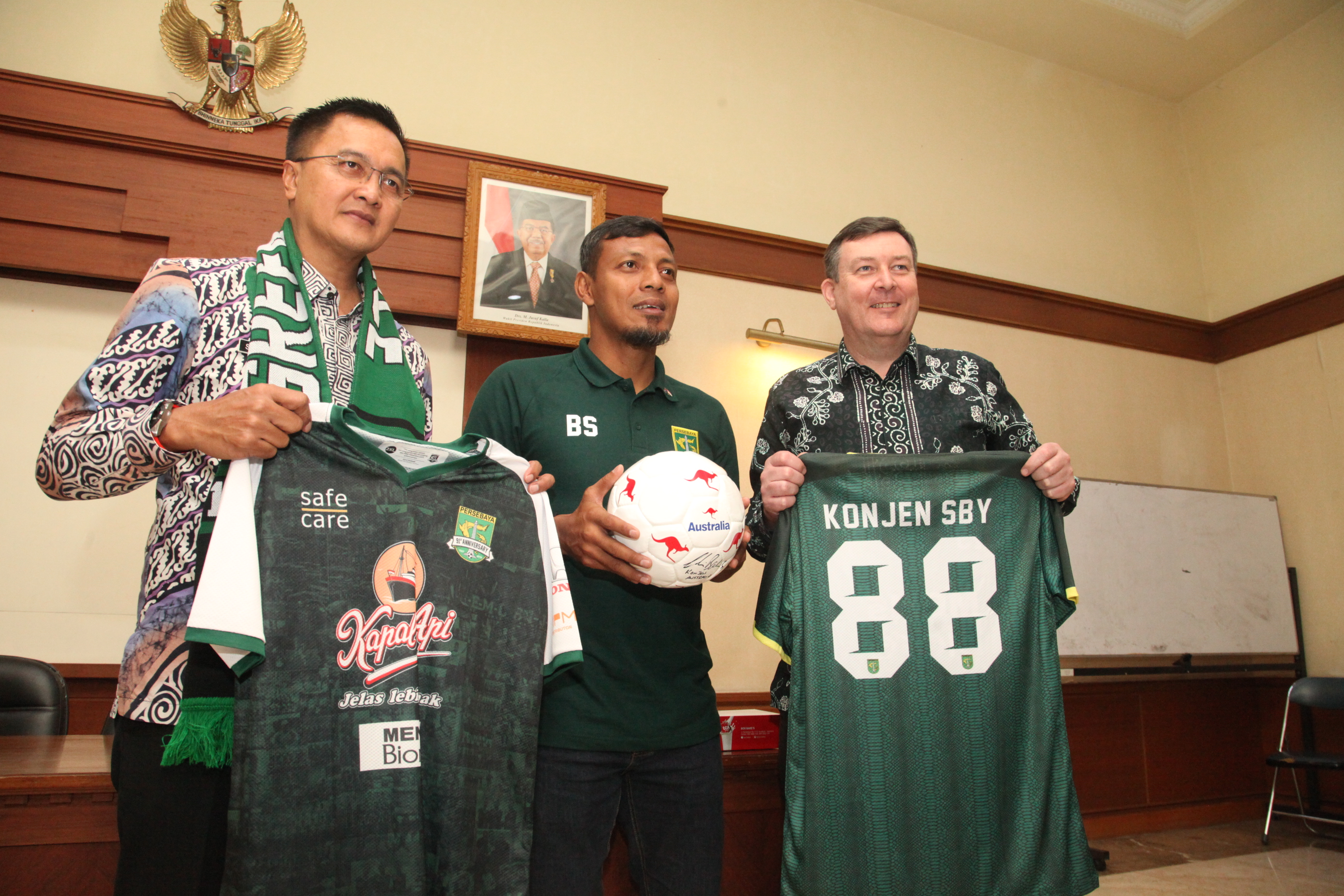 Pelatih Persebaya U-19 Bejo Sugiantoro (tengah) bersama Kadispora Jatim Supratomo (kiri) dan Konjen Australia di Surabaya Chris Barnes saat berangkatkan tim Persebaya U-19 ke Australia Barat, Selasa 26 Juni 2018. 