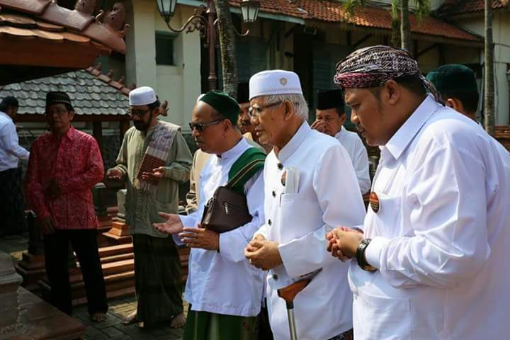 SANTUN: Habib Umar Muthohar ketika berziarah bersama KH A Mustofa Bisri. (foto: ist)