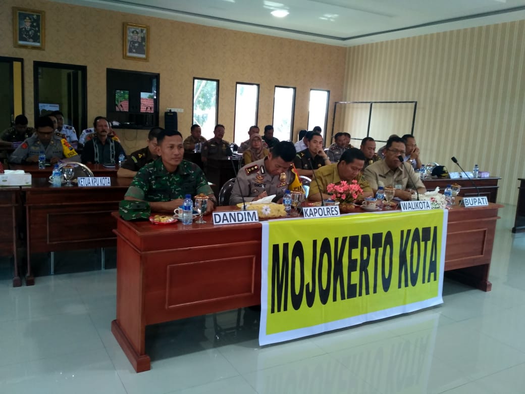 Kasdim 0815 Mayor Inf Nuryakin, S.Sos Bersama Kapolres Mojokerto Kota AKBP Sigit Dany Setiyono, SH. S.IK M.Sc (Eng) & Unsur Forpimda Saat Vidcon