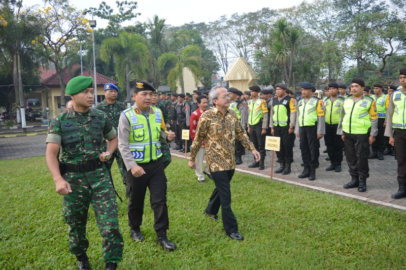 Dandim 0815 Bersama Kapolres Mojokerto Dan Sekdakab Mojokerto Saat Melakukan Pemeriksaan Pasukan