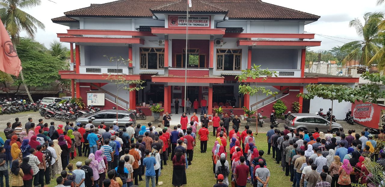 Apel bersama DPC PDI Perjuangan Kabupaten Trenggalek untuk menangkan pasangan calon gubernur dan wakil gubernur Jawa Timur Saifullah Yusuf - Puti Guntur Soekarno, Selasa, 26 Juni 2018.