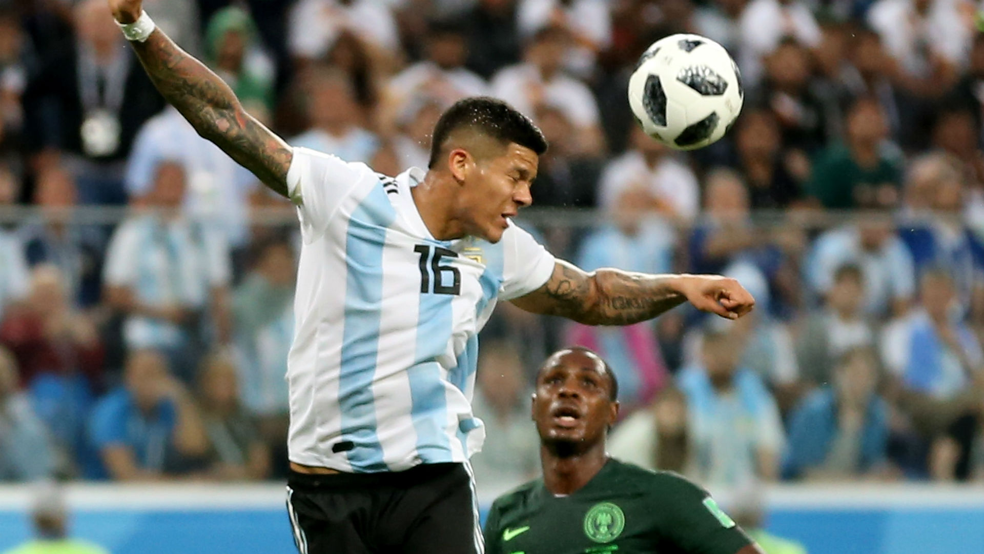 Saat bola hendak menyentuh tangan pemain Argentina, Marcos Rojo. 