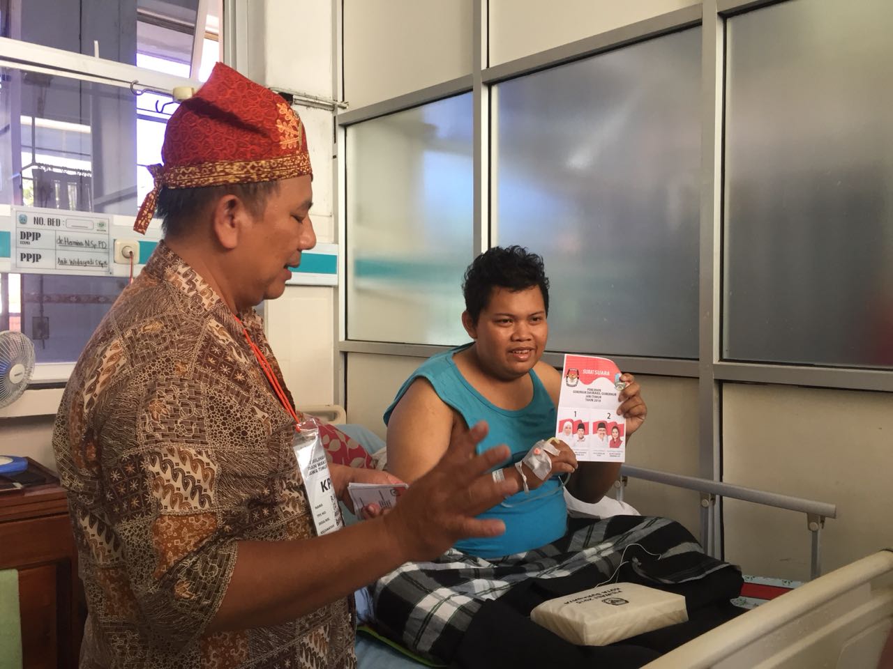 Salah satu pasien yang hendak memberikan hak suaranya. (ngopibareng.id)