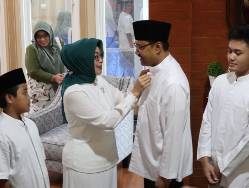 Keluarga Gus Ipul ketika bersiap-siap menuju TPS untuk nyoblos. (ngopibareng.id)