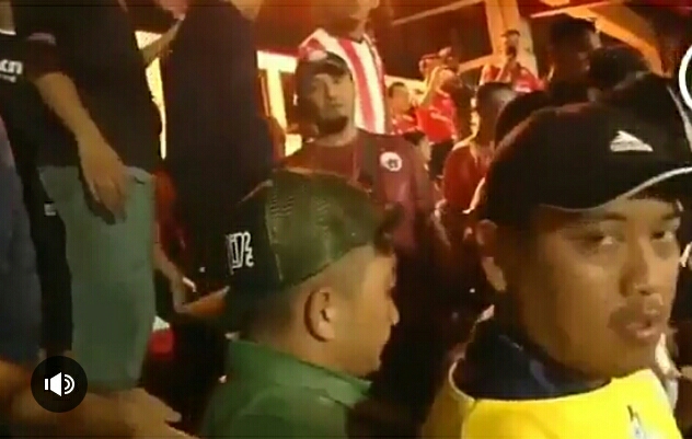 Wajah anak muda (jaket hijau) yang hampir dipastikan anak Menpora  menjadi korban pemukulan suporter Persija. 