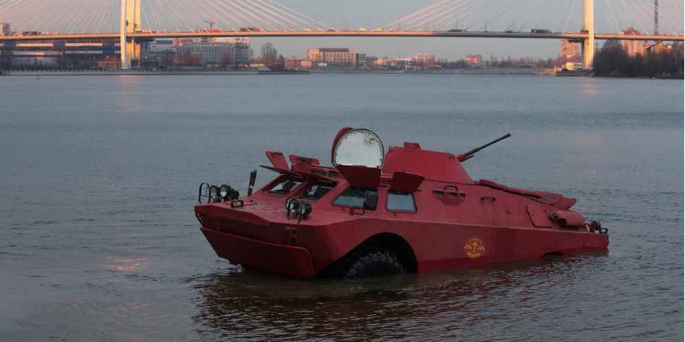 Taksi tank bisa menembus sungai tanpa melewati jembatan.