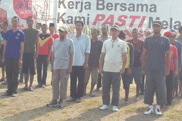 Dokumentasi Narapidana terorisme ikut upacara Hari Pahlawan. Narapidana teroris, yakni Umar Patek, Asep Jaya, dan Ismail Yamsehu (baris depan) menunjukkan ikrar setia kepada Negara Kesatuan Republik Indonesia (NKRI) dengan mengikuti Upacara Hari Pahlawan, Jumat. 10 Oktober 2017 lalu. (Foto: Antara)