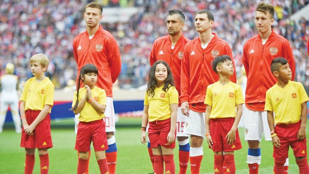 Raina mendampingi Alan Dzagoev, gelandang Rusia, ketika masuk ke Stadion Luzhniki di Moskow.