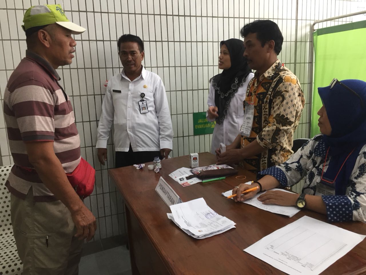 Para petugas penjaga TPS di RSUD Dr Soetomo. (ngopibareng.id)