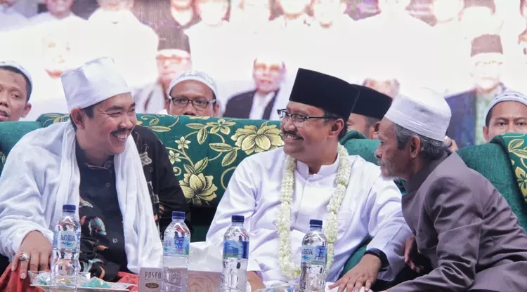 (Kiri) Ra Kholil bersama Gus Ipul. 