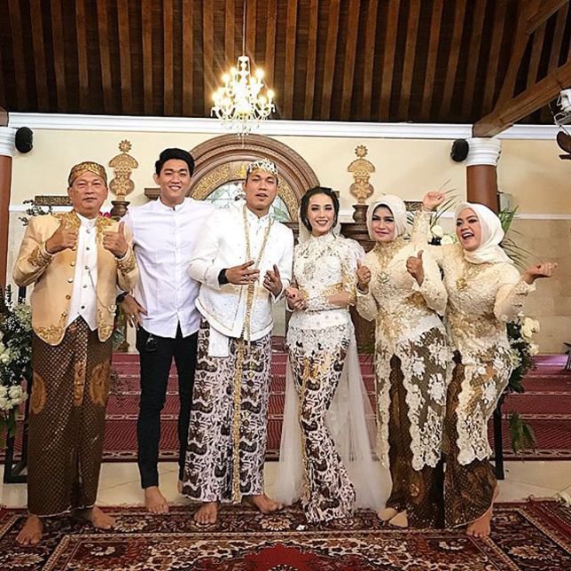 Pasangan Rizal Armada dan keluarga foto bersama Irfan, vokalis band Seventeen.