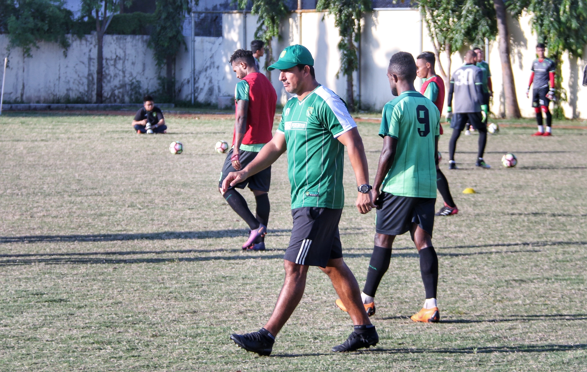 Pelatih Persebaya, Angel Alfredo Vera saat berlatih di Lapangan Polda Jatim, Kamis 28 Juni 2018. (foto: hrs/ngopibareng)