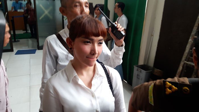 Roro Fitria ketika akan menjalani sidang perdananya atas kasus penyalahgunaan narkoba.