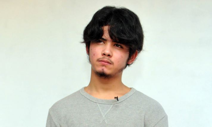 Penampilan terbaru Aliando. Rambut ikalnya dipanjangkan dengan kumis dan jenggot menghiasi wajah.