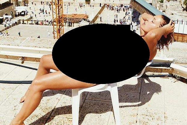 Pose bugil Marisa Papen.