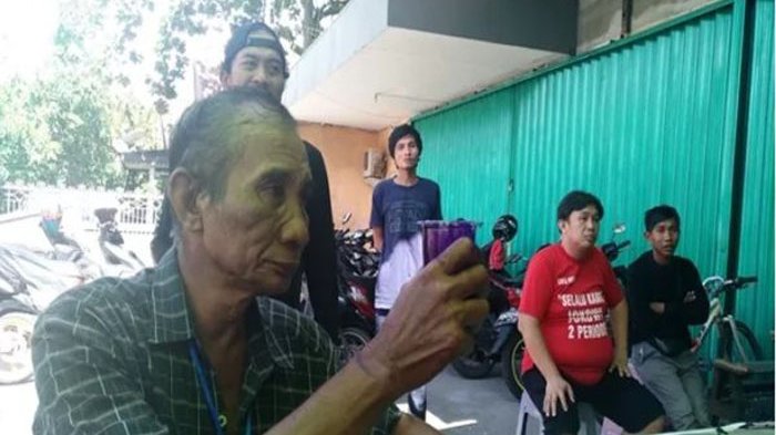 Mustafa (61) keliru ambil gelas tinta dikira kopi saat Pilkada Serentak 2018 pada Rabu (27/6).