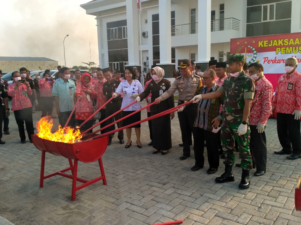 Forkopimda Bersama Lintas Sektor Saat Pemusanahan Barang Bukti Di Kejari Kota Mojokerto