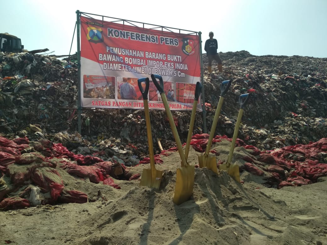 70 Ton bawang bombay busuk dimusnahkan di TPA Benowo, Surabaya, Jumat, 29 Juni 2018.