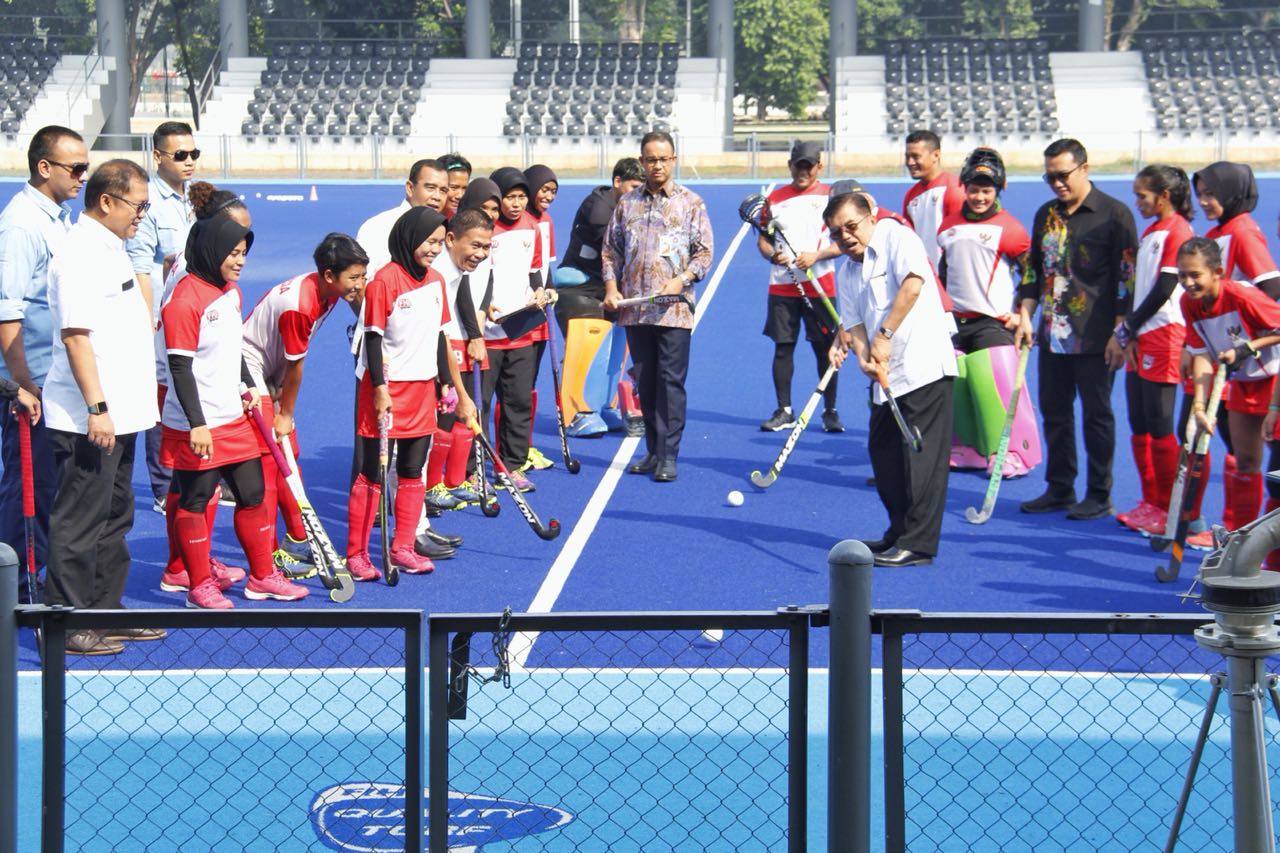 Wapres Jusuf Kalla Menjajal Venue Hoki yang  siap digunakan pada Asian Games 2018. (Foto: Dok. PUPR)