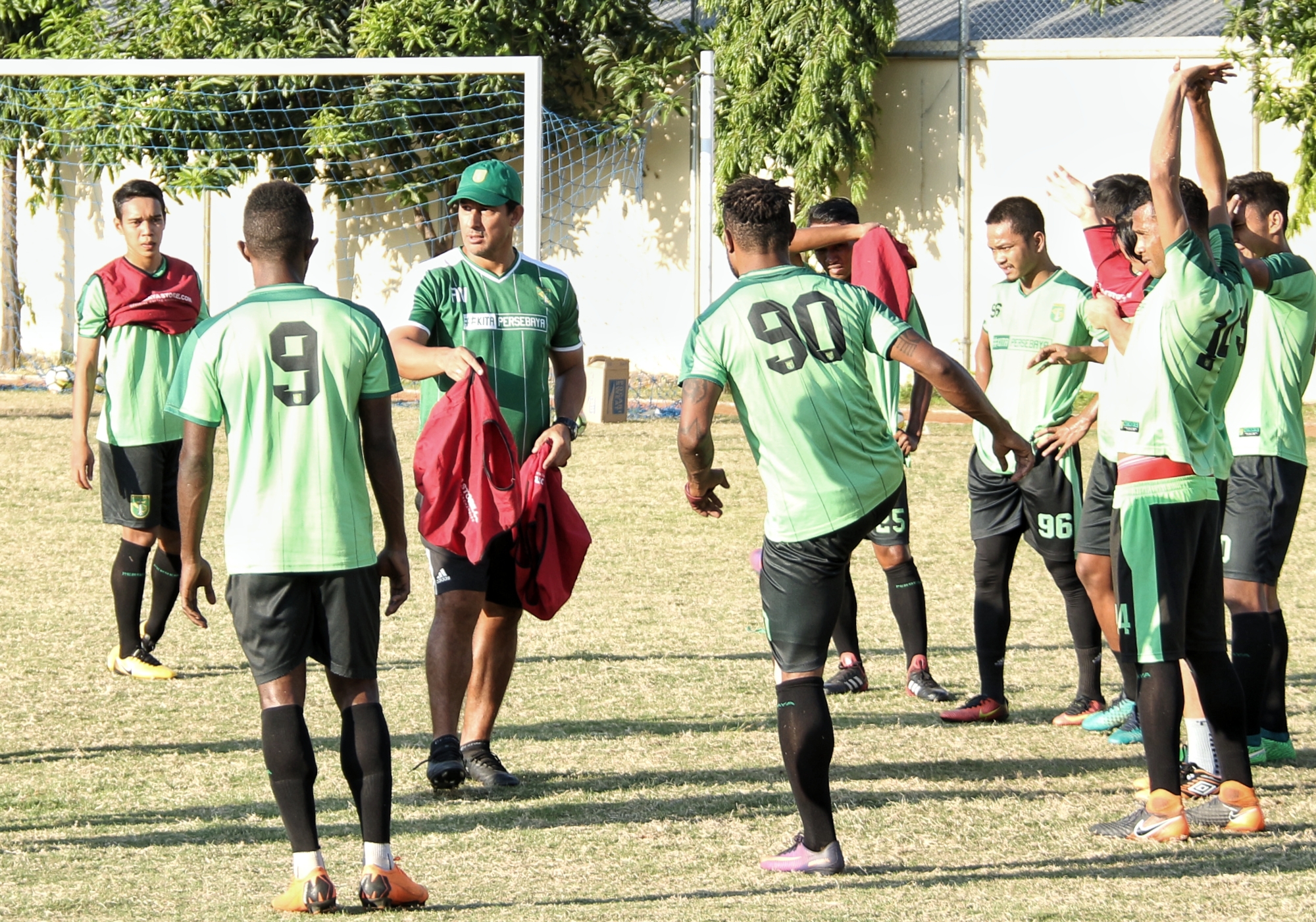 Tim Persebaya Surabaya saat latihan di Lapangan Polda Jatim. (foto: hrs/ngopibareng)