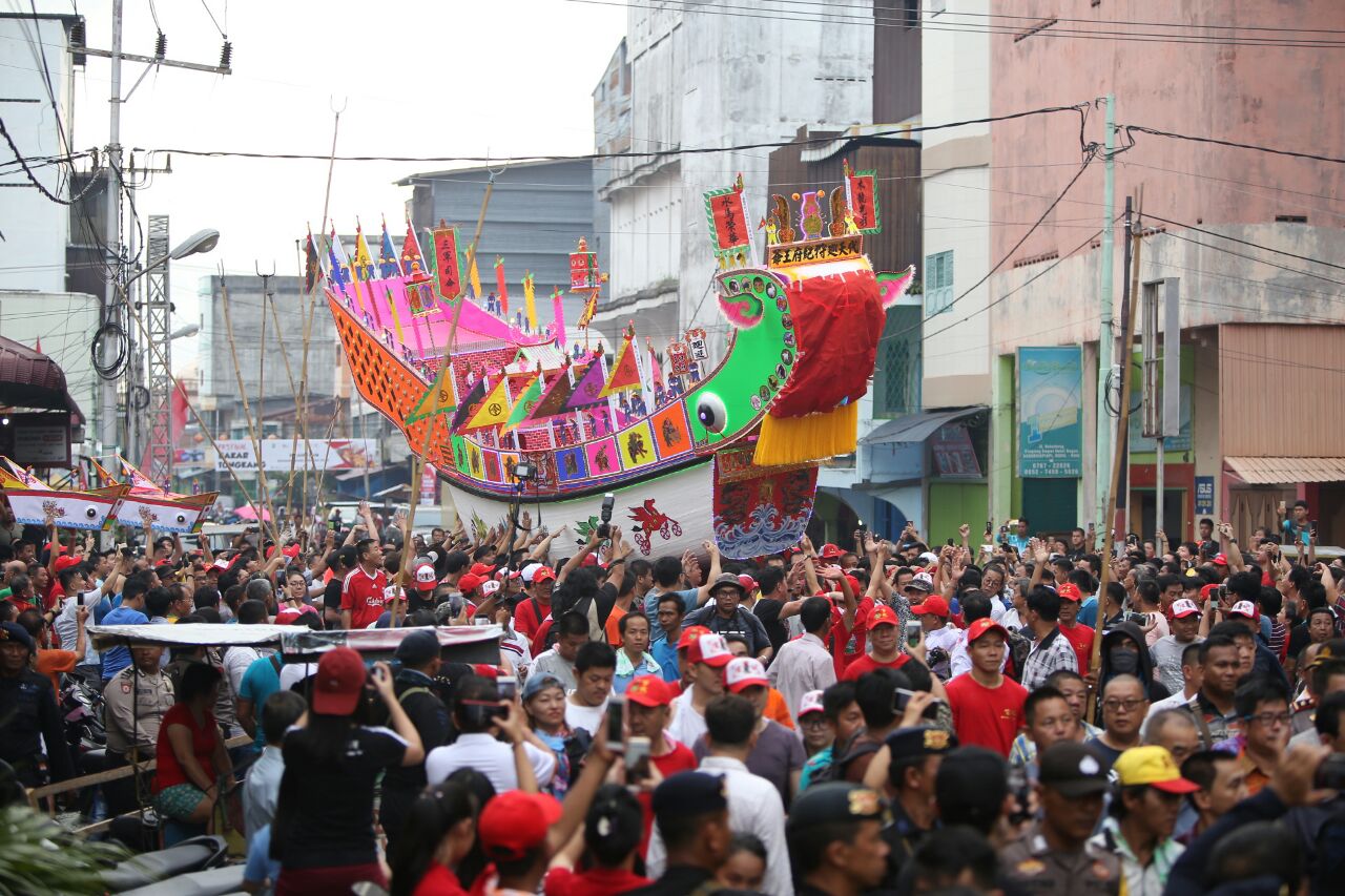 Massa yang luar biasa banyak mengarak tongkang. foto:kemenpar