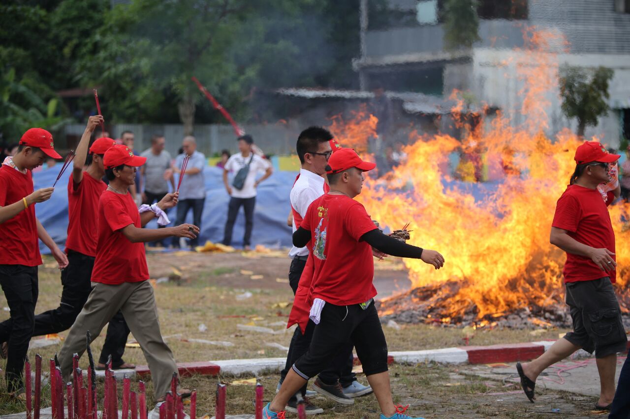 Tongkang dibakar menjadi bagian dari ritual. foto:kemenpar