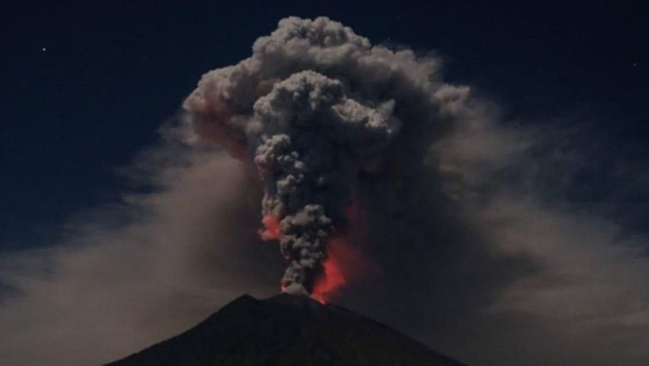 Hujan abu terjadi sejak tadi malam. Akibatnya Bandara Ngurah Rai ditutup sementara. (Foto: Dok. BNPB)