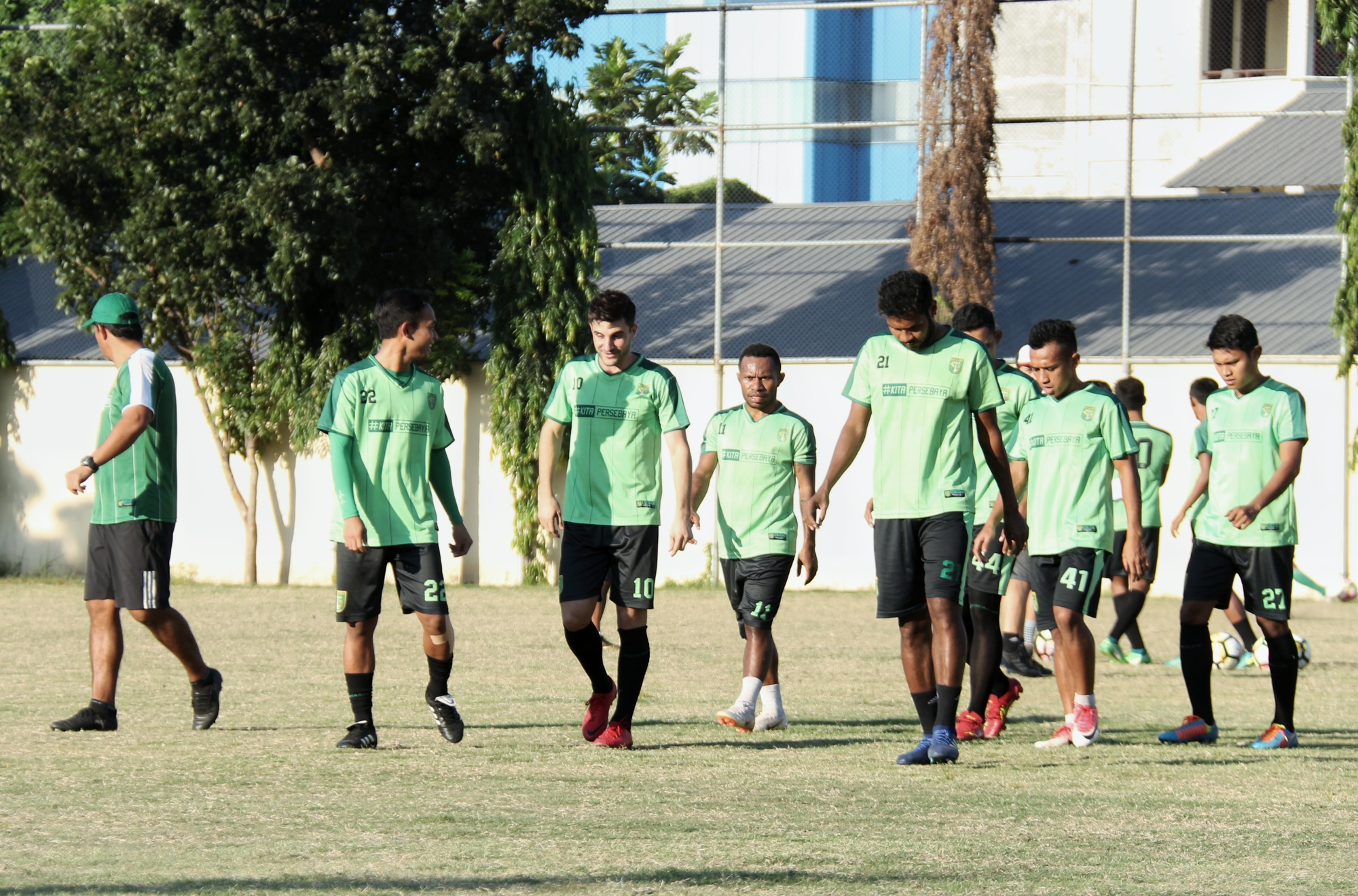 Skuad Persebaya saat latihan di Lapangan Polda Jatim. (foto: hrs/ngopibareng)